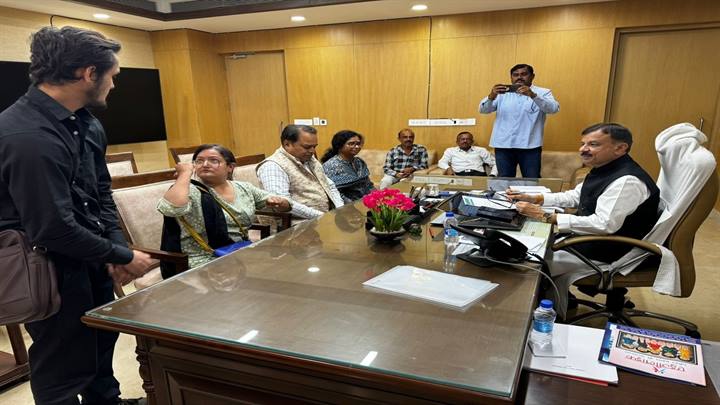 परिवहन मंत्री श्री सिंह से मिले डेफ केन फाउण्डेशन के प्रतिनिधि